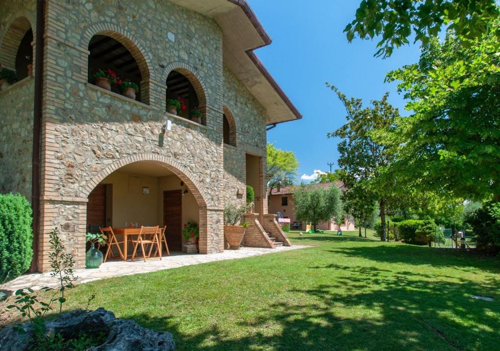 an external view of a house with a grass yard at Agriturismo Il Poggio, Casa Pietra in Umbertide