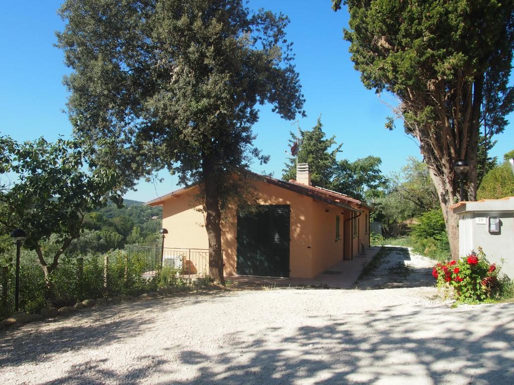 uma casa no meio de uma estrada de terra em Agriturismo Ardizio 43 em Pesaro