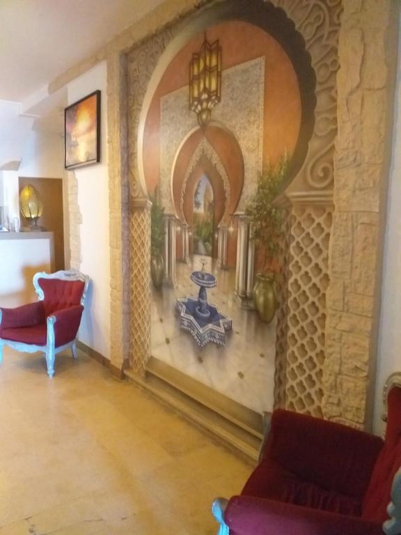 a room with a wall with a table and chairs at Le Mazagan in Port-la-Nouvelle