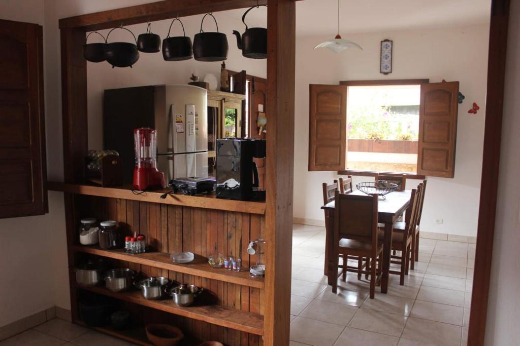 eine Küche und ein Esszimmer mit einem Tisch und Stühlen in der Unterkunft Casa do Gil in Tiradentes