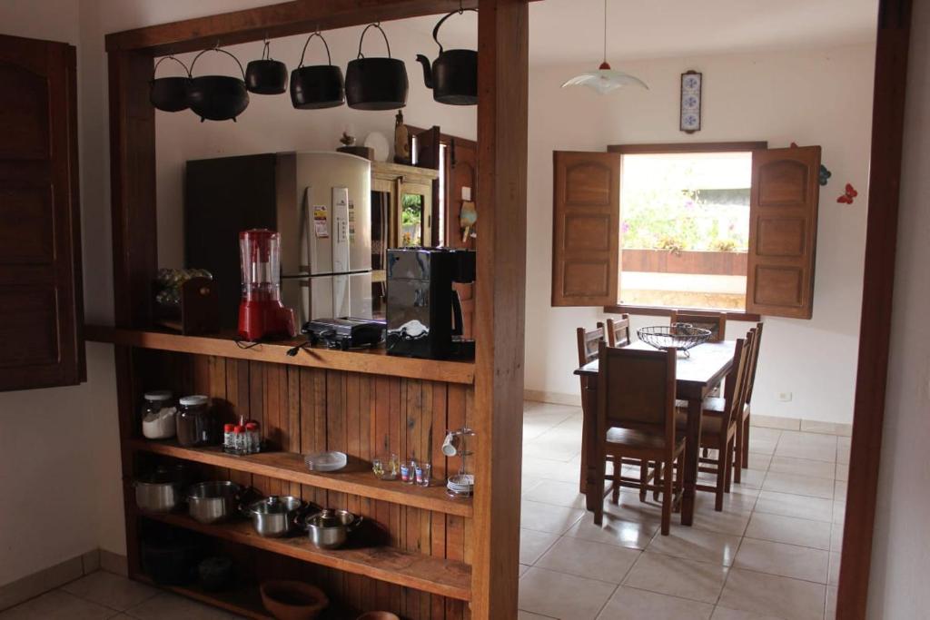 a kitchen and dining room with a table and chairs at Casa do Gil in Tiradentes