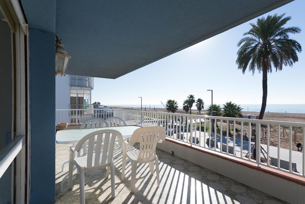 Μπαλκόνι ή βεράντα στο Apartamento en 1era linea mar con terraza de 25m2