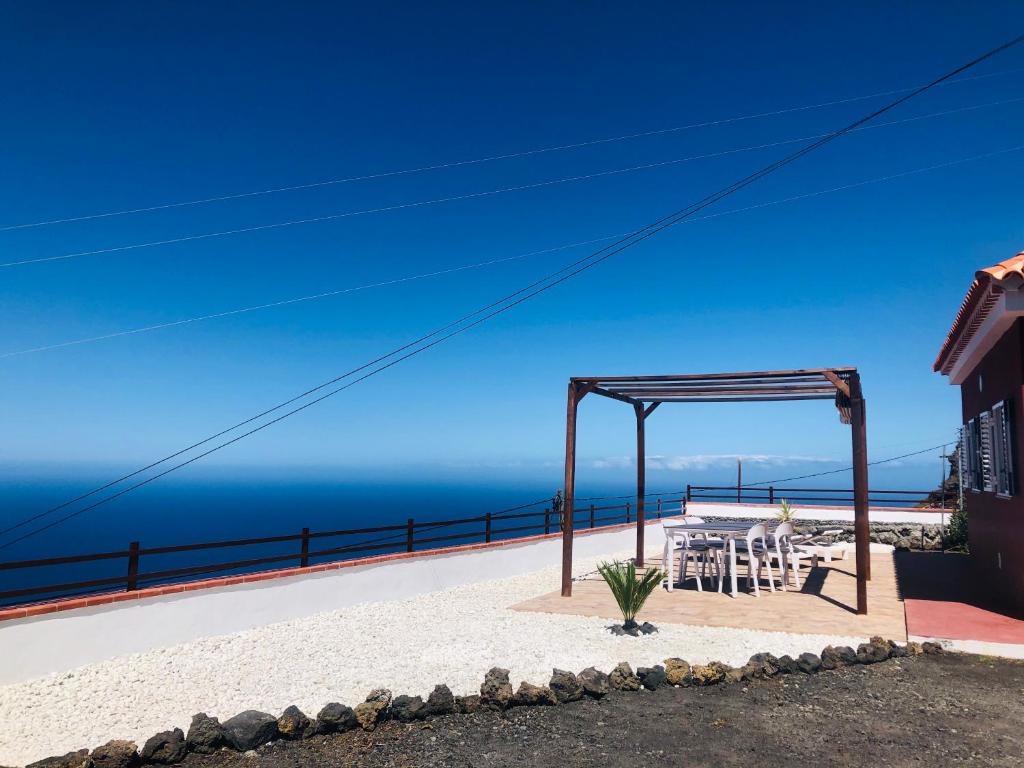 a view of the ocean from a house at Casita los vergas in Las Indias