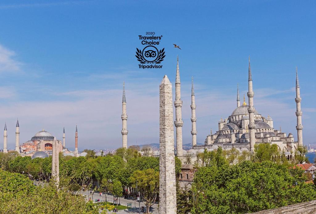 una vista de la mezquita azul con sus minaretes y su significativo solicitante en Hotel Spectra Sultanahmet, en Estambul