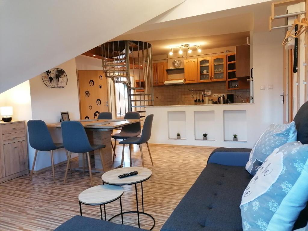 cocina y comedor con mesa y sillas en JOE APARTMAN, en Kőszeg