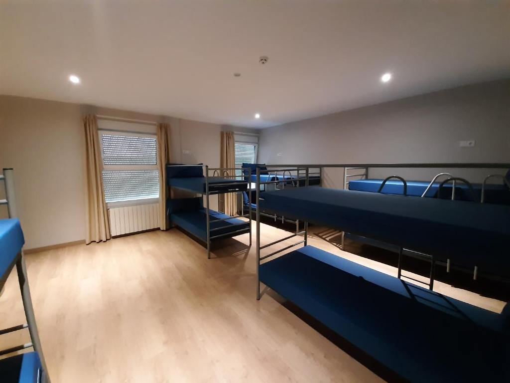 ein Klassenzimmer mit blauen Etagenbetten in einem Zimmer in der Unterkunft Hosteria de Gonzar in Gonzar
