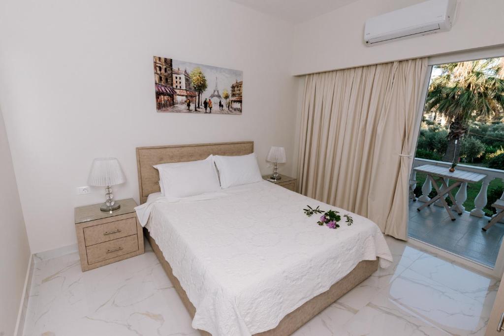 Łóżko lub łóżka w pokoju w obiekcie Stefanos Resort