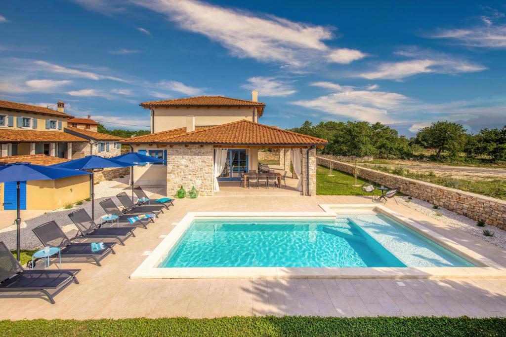 a villa with a swimming pool and a house at Villa Aria Istria in Rovinj