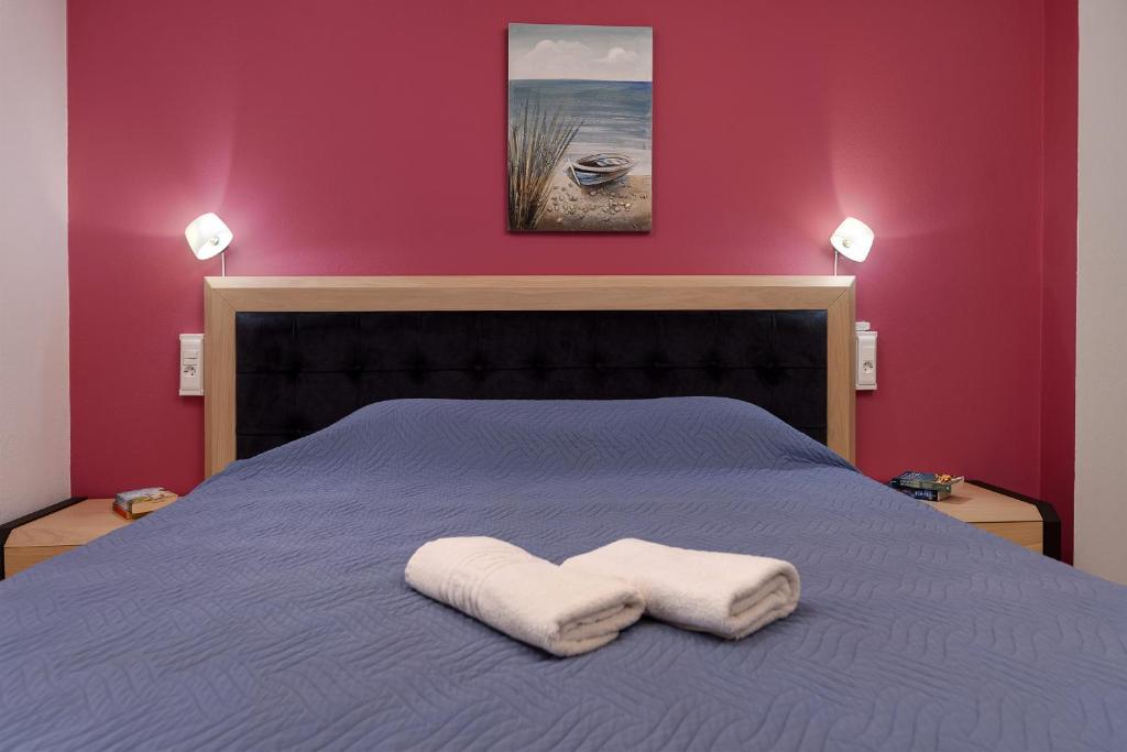 A bed or beds in a room at Studios Paradise