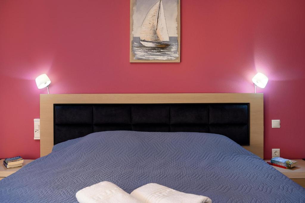 A bed or beds in a room at Studios Paradise