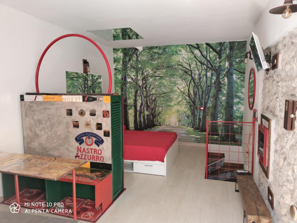 een kamer met een muurschildering van een bos bij La Cantina di Giuliano in Falvaterra