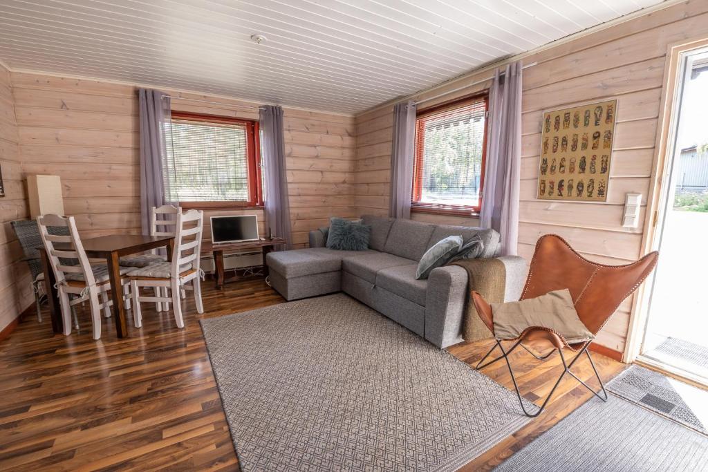 uma sala de estar com um sofá e uma mesa em Kultala Cottage em Korkeakoski