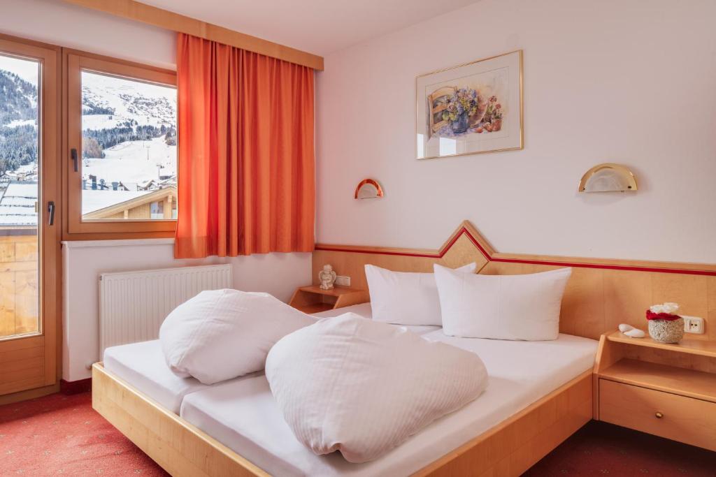 Postel nebo postele na pokoji v ubytování Hotel Albarella