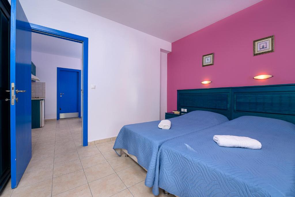 A bed or beds in a room at Studios Paradise
