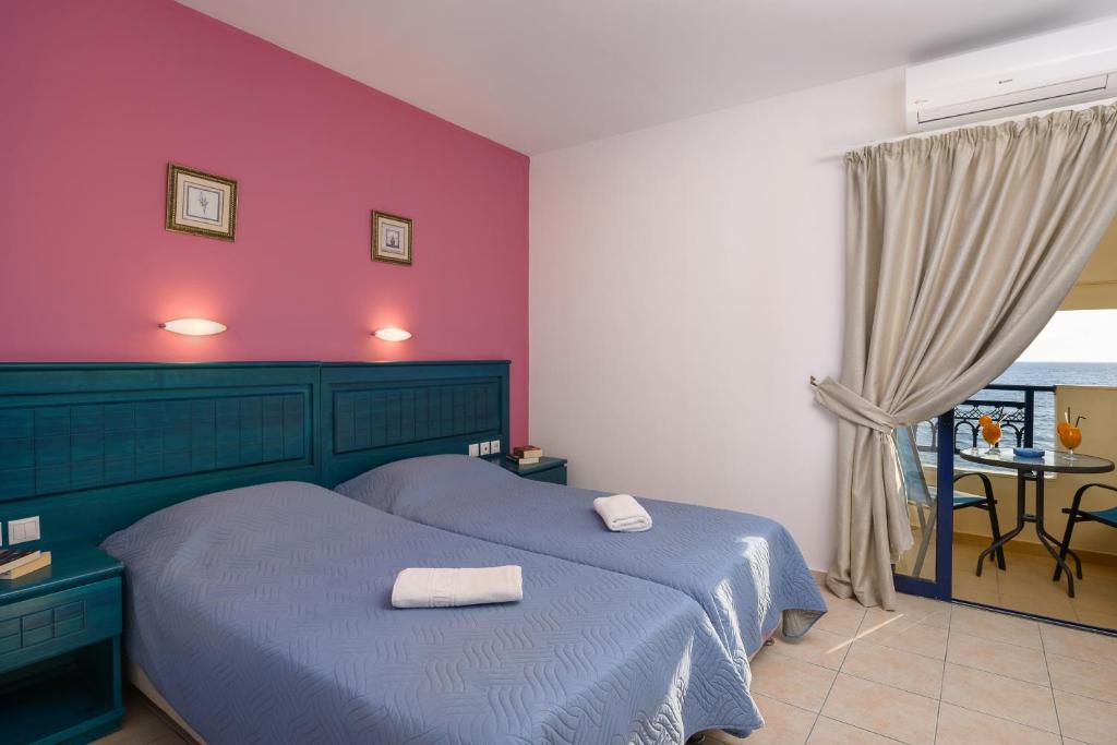 A bed or beds in a room at Studios Paradise