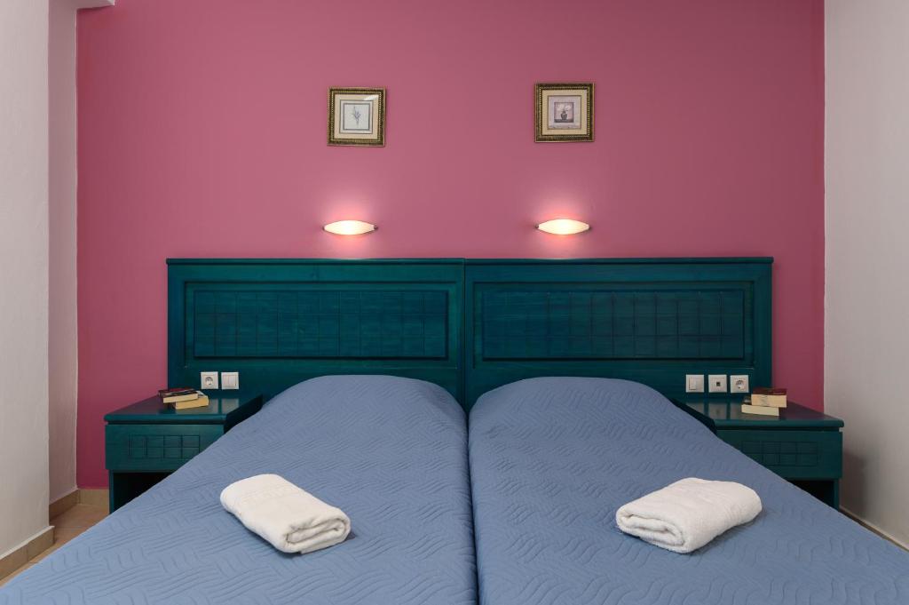 A bed or beds in a room at Studios Paradise