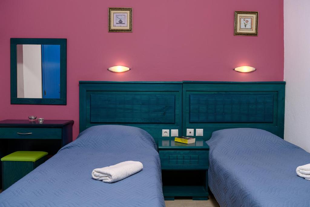 A bed or beds in a room at Studios Paradise