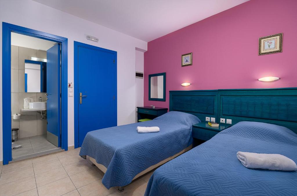 A bed or beds in a room at Studios Paradise