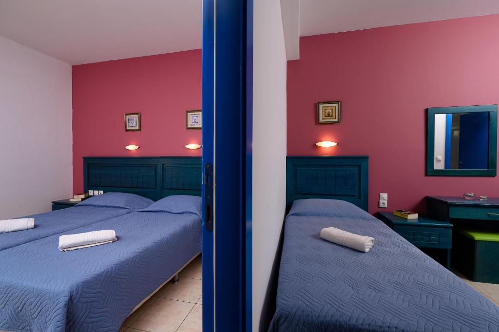 A bed or beds in a room at Studios Paradise