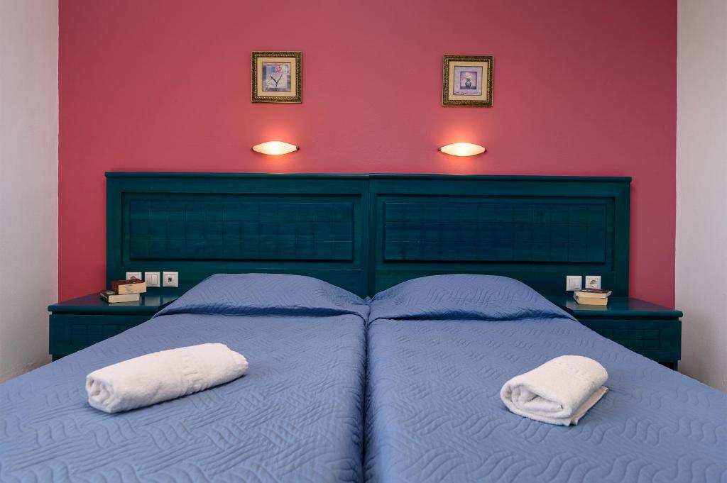 A bed or beds in a room at Studios Paradise