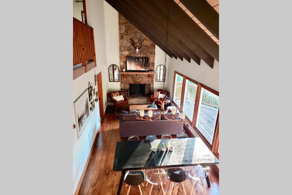 uma sala de estar com um sofá e uma mesa em A Smoky Mountains Retreat - Chalet de Montagne em Gatlinburg