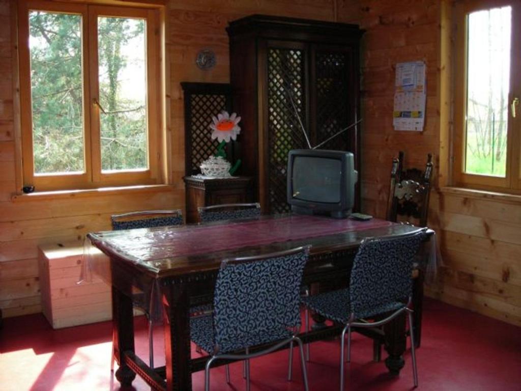 A television and/or entertainment centre at B&B Villa Letizia