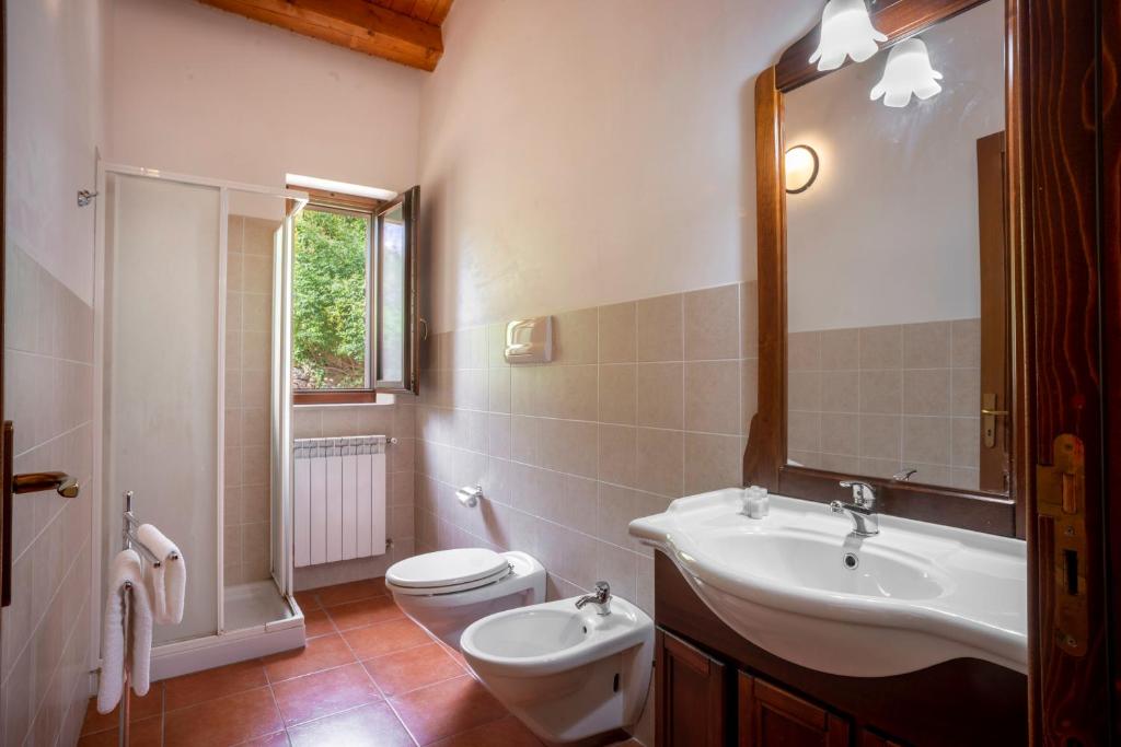Koupelna v ubytování Agriturismo Borgo degli ulivi