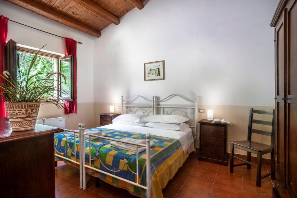 Postel nebo postele na pokoji v ubytování Agriturismo Borgo degli ulivi