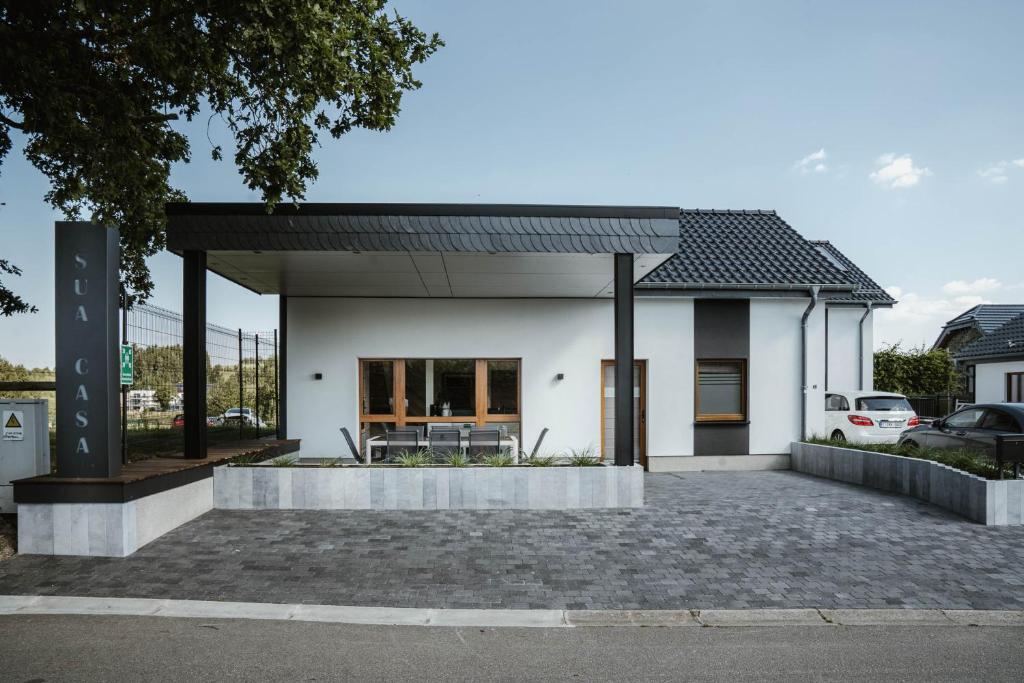 una casa bianca con tetto nero di Sua Casa ad Amblève