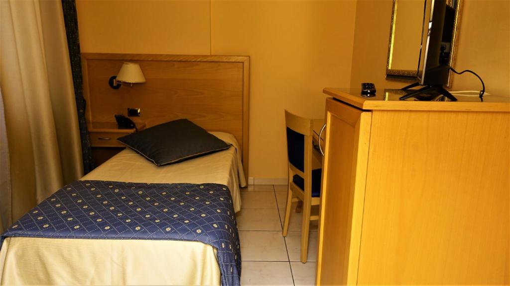 Postel nebo postele na pokoji v ubytování Hotel Bristol