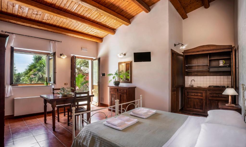 Postel nebo postele na pokoji v ubytování Agriturismo Borgo degli ulivi