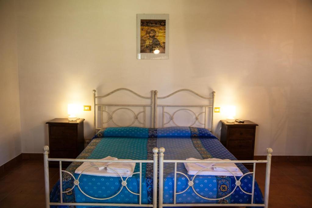 Postel nebo postele na pokoji v ubytování Agriturismo Borgo degli ulivi