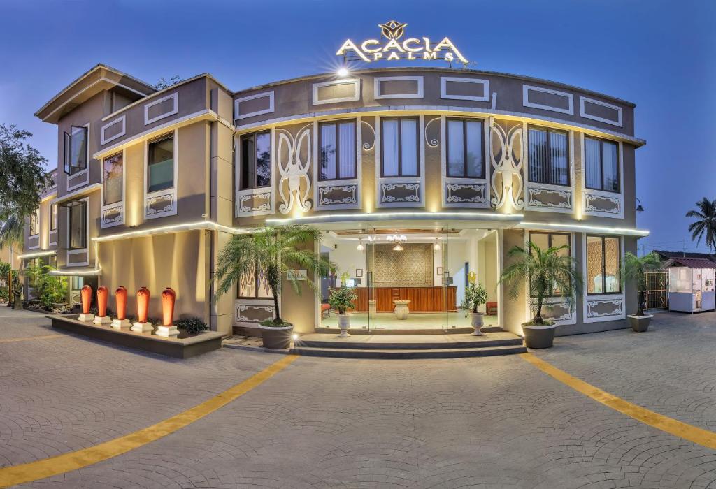 een groot gebouw met een bord erop bij Club Mahindra Acacia Palms in Colva