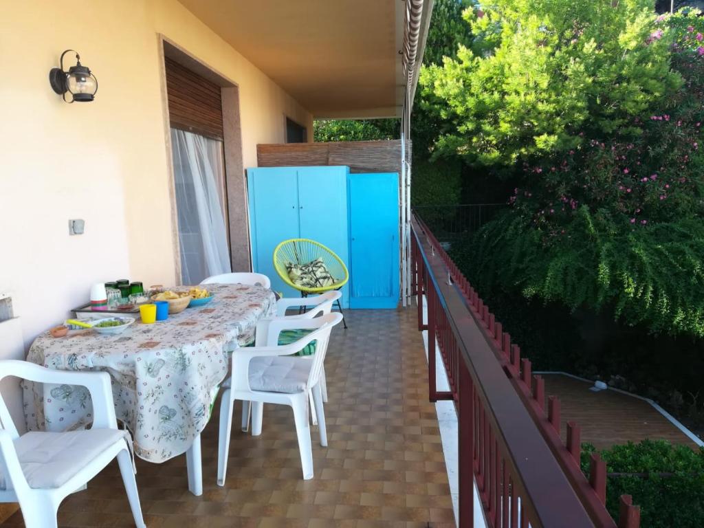 A garden outside Una terrazza sul mare