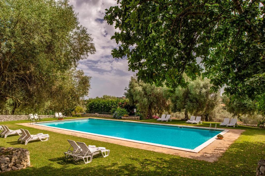 Bazén v ubytování Agriturismo Borgo degli ulivi nebo v jeho okolí