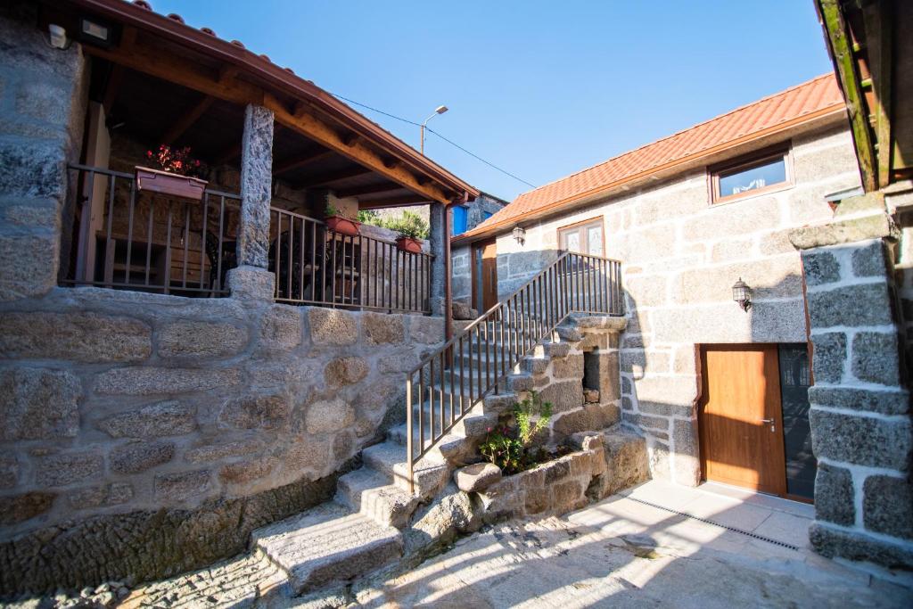 Edificio de piedra con escaleras y balcón en Casa do Morgado, en Mondim de Basto