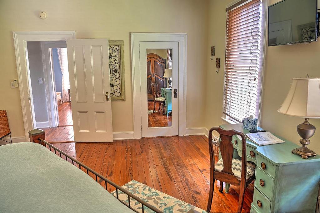 Open Gates Bed & Breakfast - Room King Superior