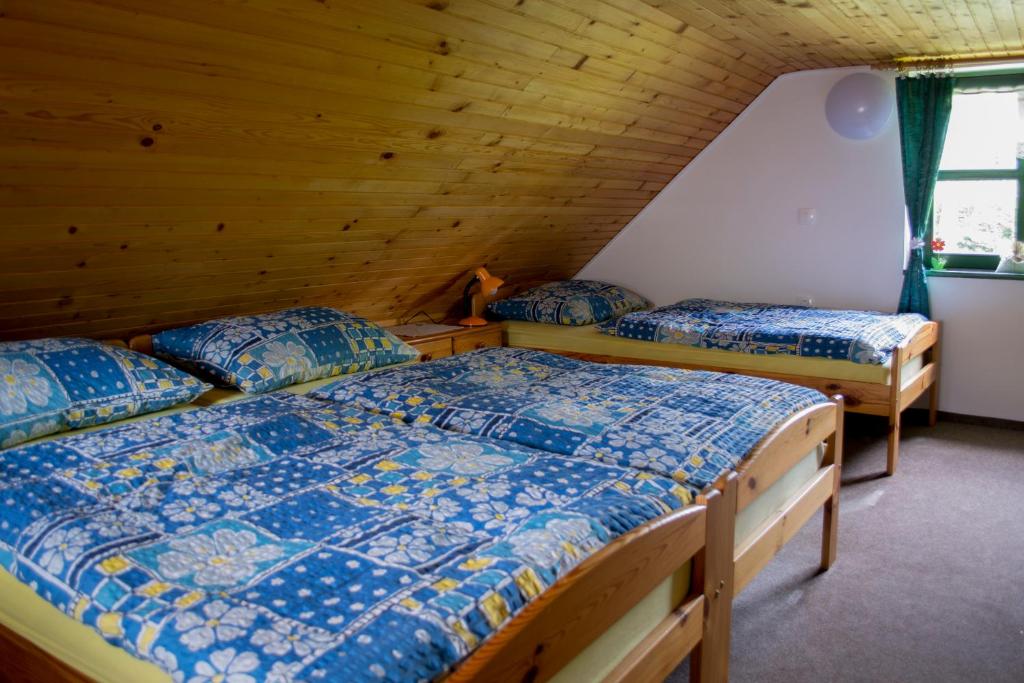 Postel nebo postele na pokoji v ubytování Hiška ob potoku
