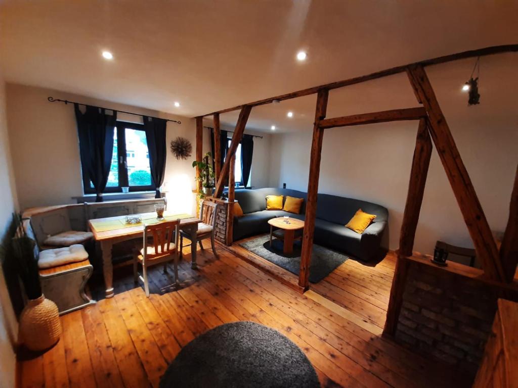 uma sala de estar com um sofá e uma mesa em Zum Jandel em Boppard