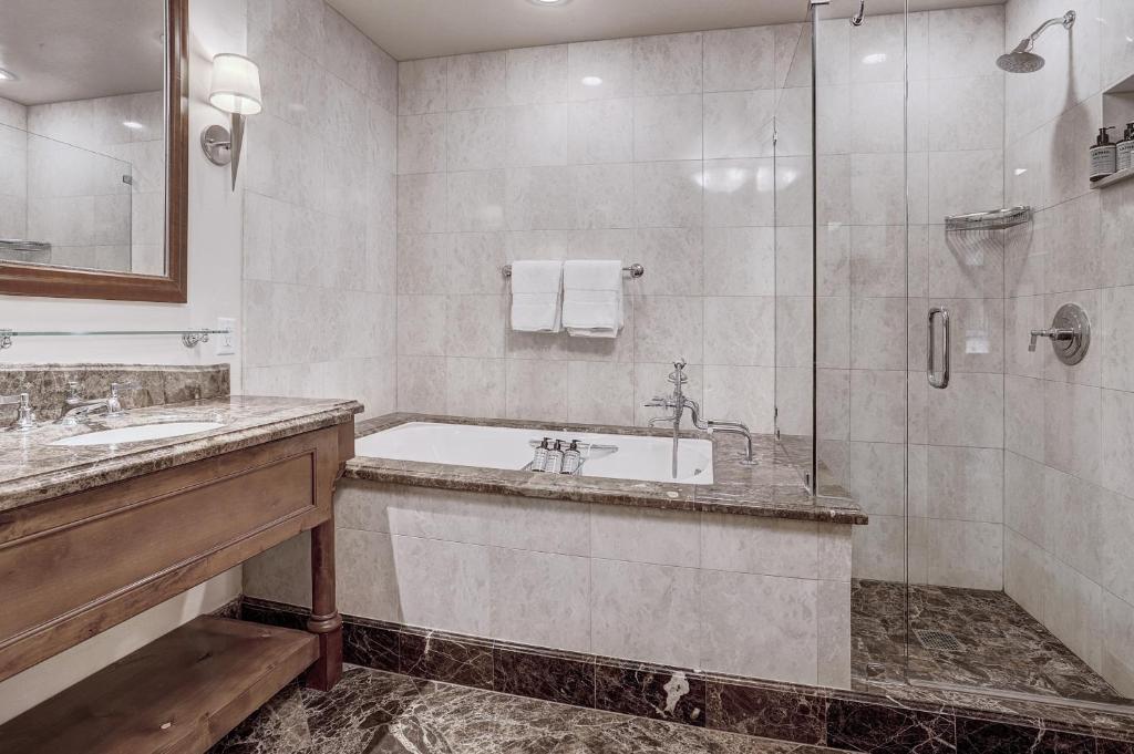 The Arrabelle at Vail Square, a RockResort - Sala De Reina De Primer Nivel Con Dos Camas Queen