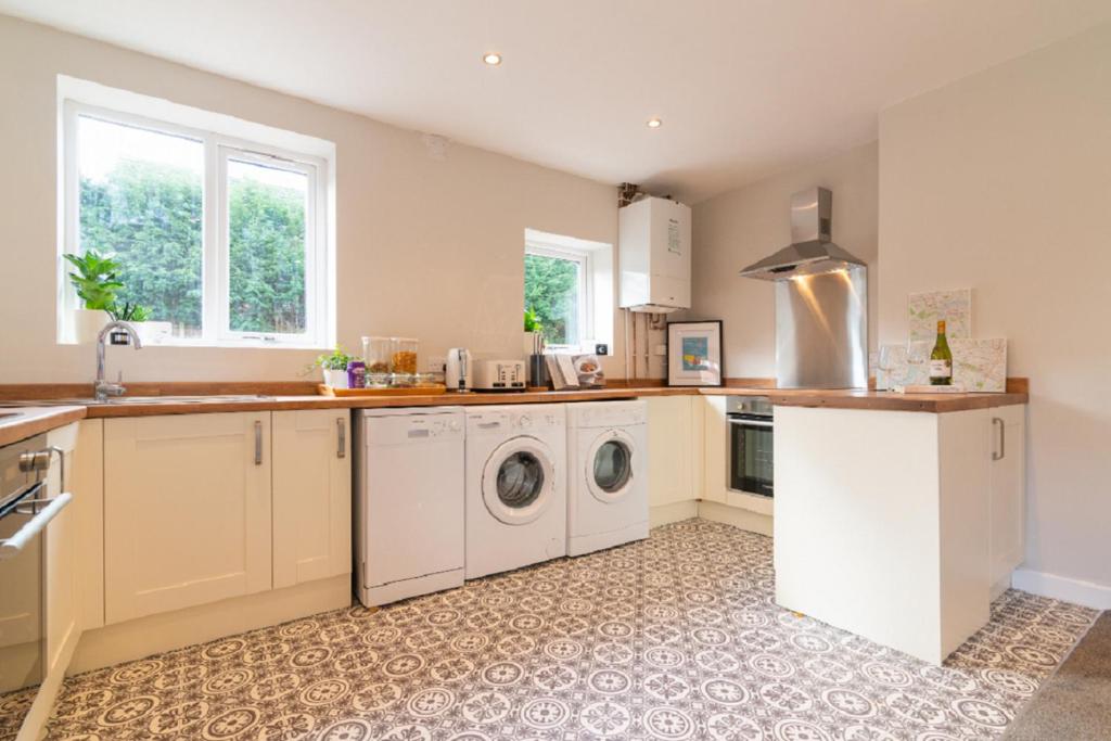 a kitchen with a washer and dryer at CONTRACTOR ACCOMMODATION SLEEPS 6 - 11 - MANCHESTER AIRPORT CITY in Manchester