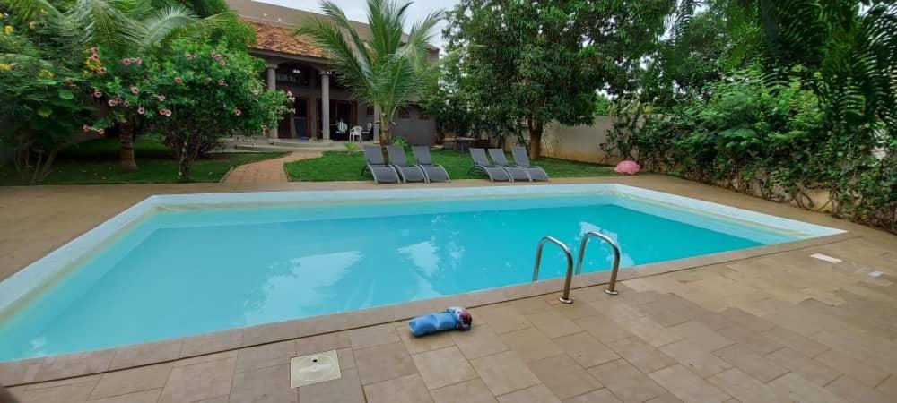 - une piscine en face d'une maison dans l'établissement Villa la Linguère, à La Somone
