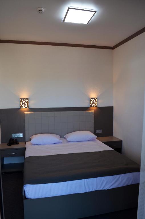 Postel nebo postele na pokoji v ubytování Delta Hotel