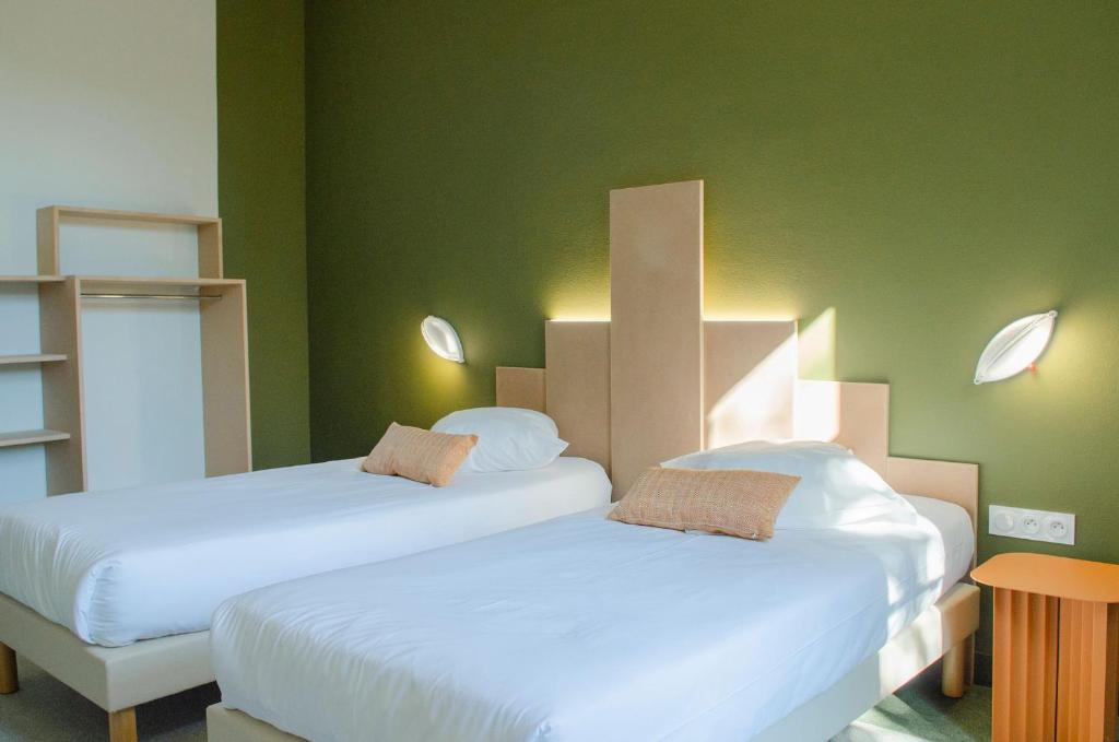 Postel nebo postele na pokoji v ubytování Hôtel IMPERATOR Béziers