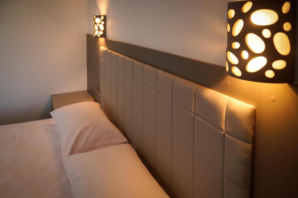 Postel nebo postele na pokoji v ubytování Delta Hotel