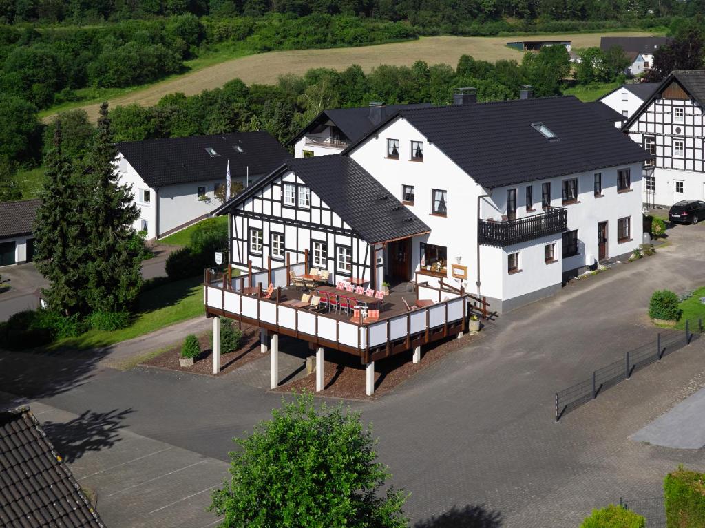 eine Luftansicht eines großen weißen Hauses in der Unterkunft Gasthof Zum Hobel in Drolshagen