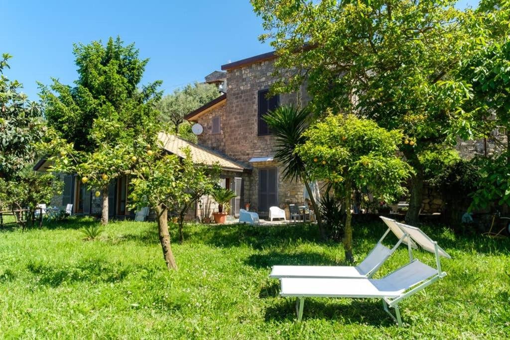 een hangmat in het gras voor een huis bij Domus Aqua Viva in Massa Lubrense