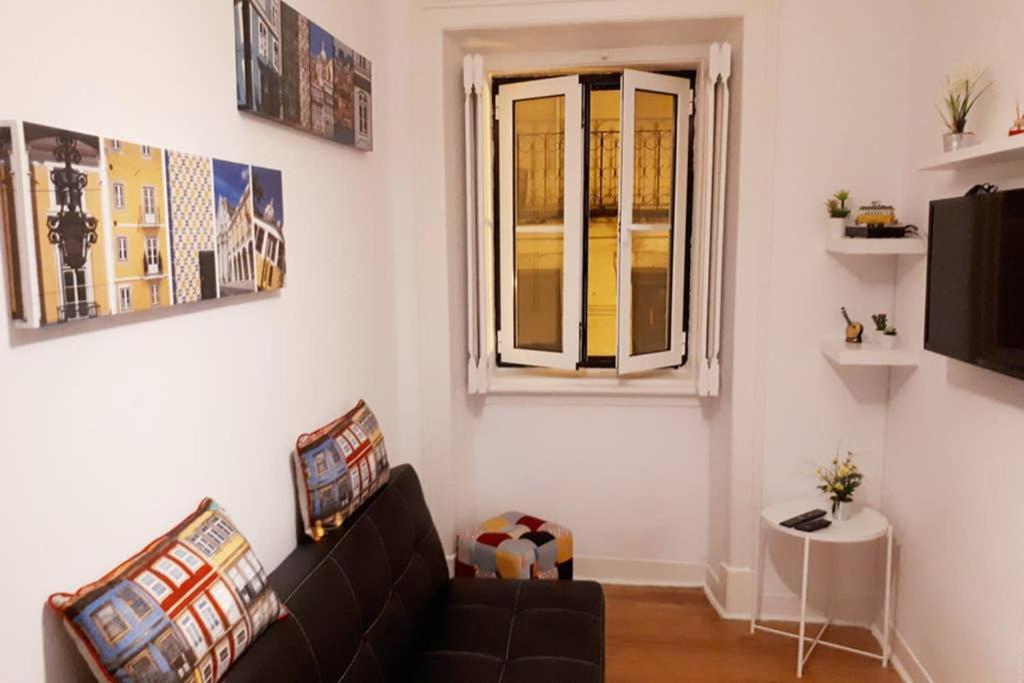 sala de estar con sofá y ventana en Sweet Alfama II, Apartment, en Lisboa