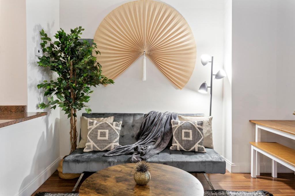 Sleeps 6! 2 Bedrm, Gym, Close to Major Attractions - Apartment - Split Level