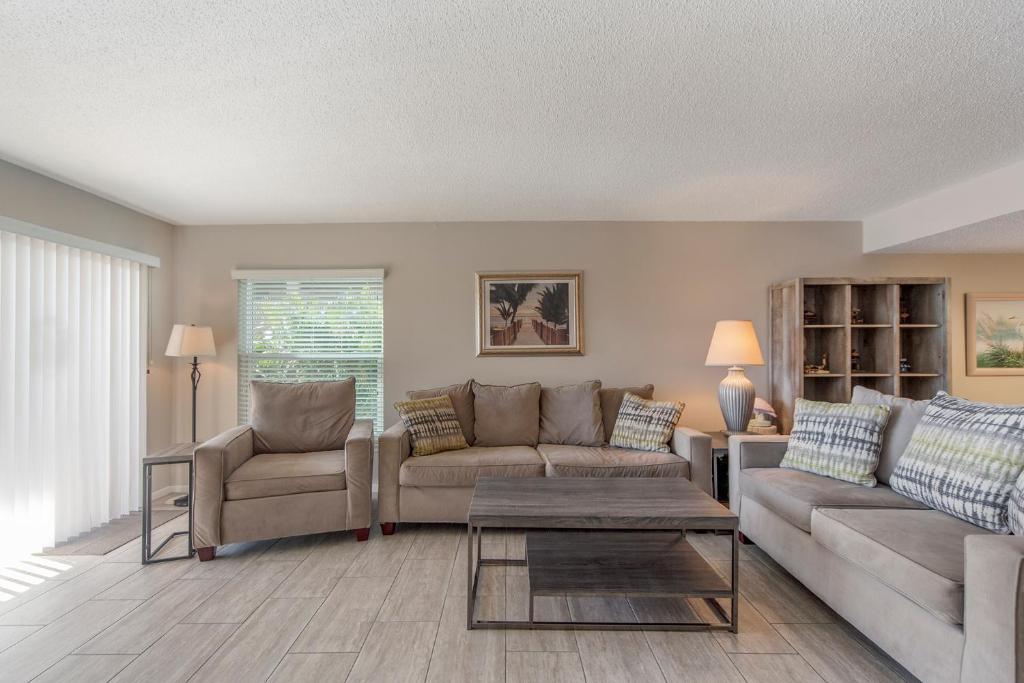 Χώρος καθιστικού στο 101 Beach Place Condos